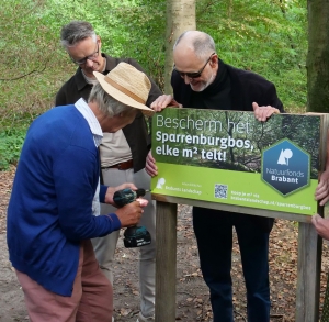 Aad van der Steen schroeft bord vast